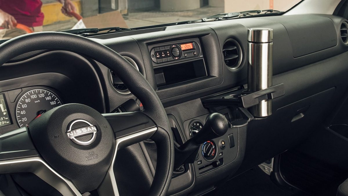 nissan-2024-urvan_panel_amplia_aa_paquete_de_seguridad-blanco-gris-interior-diseño_interior_portavasos_carrusel-d.jpeg.ximg.l_12_m.smart